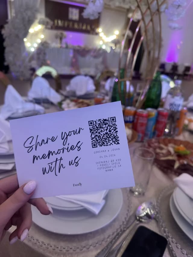 Evently QR kartica na stolu venčanja
